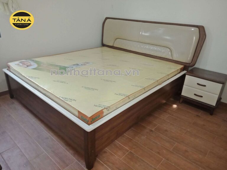 Giường ngủ gỗ ép với sự kết hợp giữa hai màu trắng kem và nâu gỗ để mang đến không gian ấm cúng và thoải mái. 