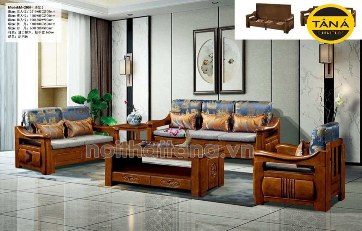 Bộ ghế gồm sofa băng lớn, sofa băng nhỏ và ghế sofa đơn tạo nên một không gian tiếp khách hoành tráng và sang trọng, mang ý nghĩa vượng phong thủy với kiểu bài trí hình chữ U. Chất liệu gỗ sồi bền bỉ cao cấp và đệm vải mềm mại, thoải mái khi sử dụng. 