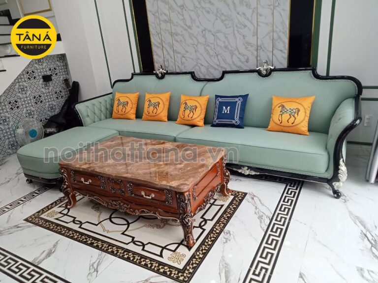Ghế sofa gỗ với phong cách tân cổ điển dù có được chạm trổ thêm vài phần họa tiết nhưng không quá cầu kỳ mà giữ mức độ đơn giản vừa phải. Điều này tạo nên một bộ sản phẩm vô cùng tinh tế mang đậm dấu ấn cá nhân. 
