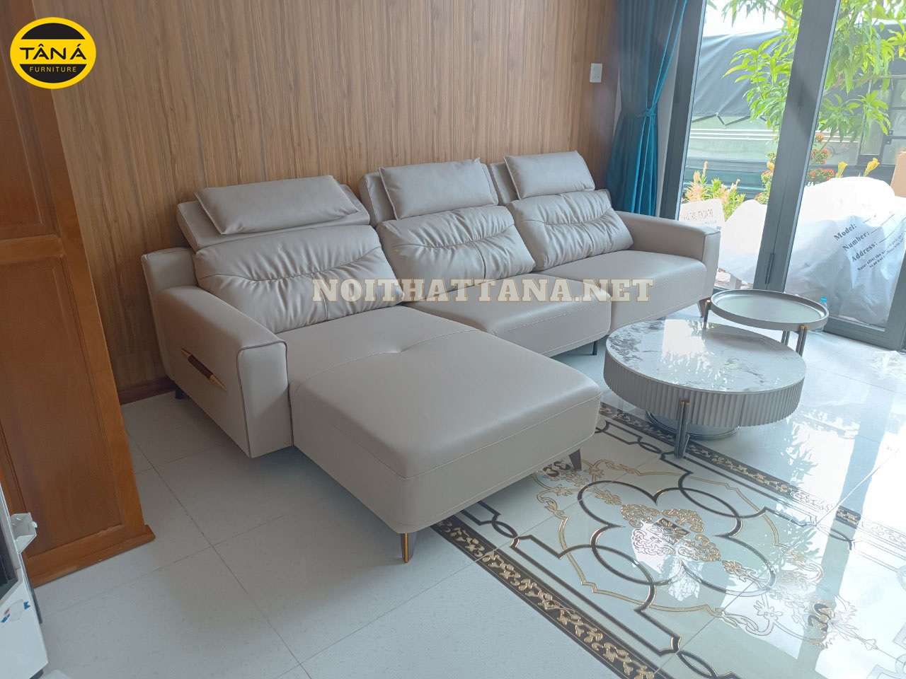 Hãy thử chọn mẫu ghế sofa chân sắt màu trắng hiện đại để tôn lên vẻ đẹp đẳng cấp cho ngôi nhà của bạn. Chỉ với thiết kế cơ bản nhưng sự cao cấp của chất liệu đã thể hiện giá trị của bộ ghế.