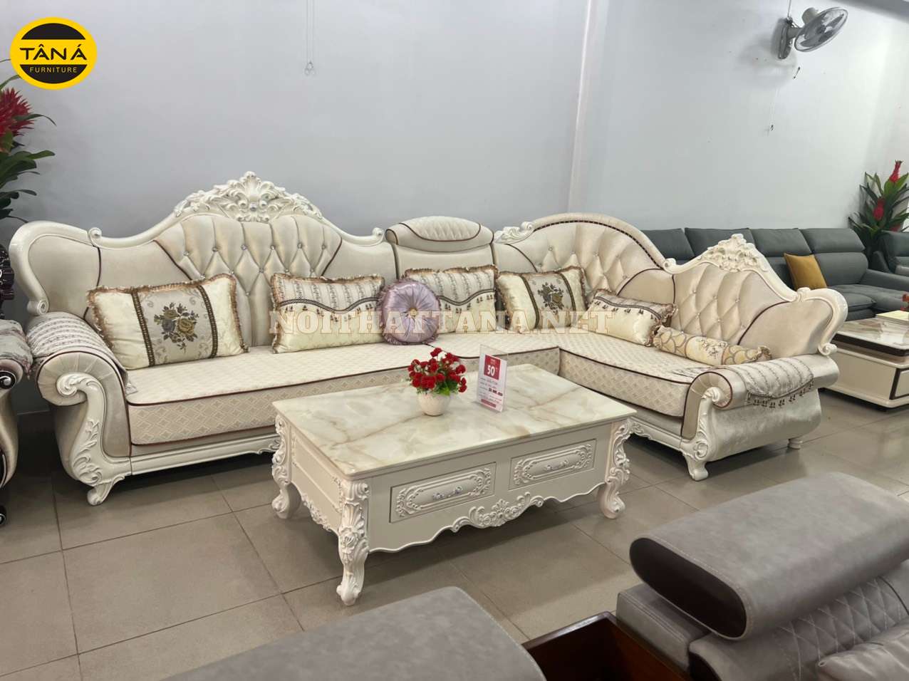 Bộ sofa phòng khách mang phong cách tân cổ điển sang trọng cho căn phòng, kết hợp những chi tiết sơn bóng mạ vàng đẳng cấp quý phái cho căn phòng. 