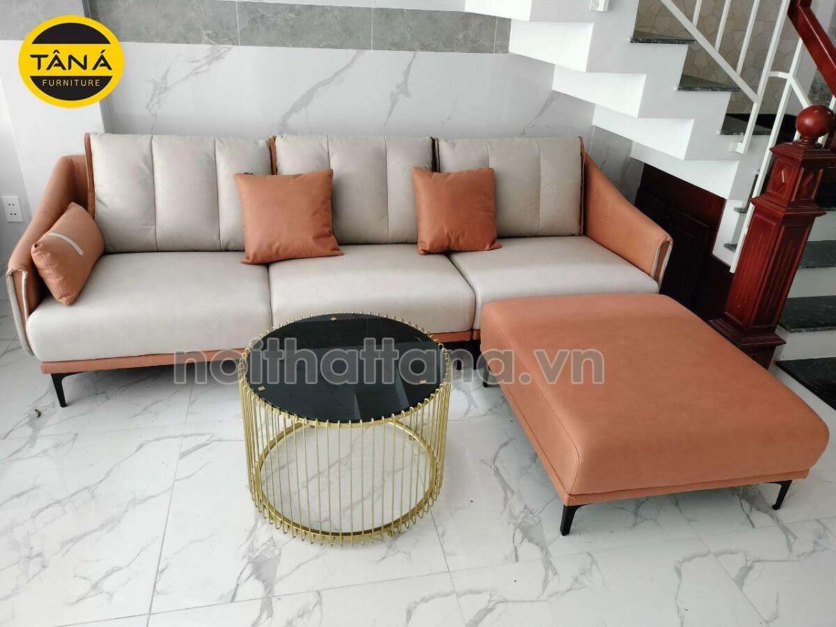 Ghế sofa băng phối hai tone màu trắng và cam đất, một thiết kế thời thượng hợp xu hướng, thích hợp với các gia đình trẻ yêu thích bài trí nội thất đẹp mắt cho căn nhà của mình. 