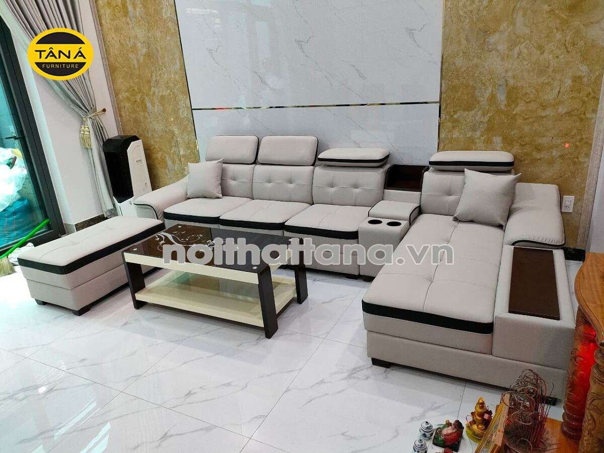 Mẫu ghế sofa màu trắng sữa viền đen mang nét cổ điển kết hợp với hiện đại, có màu sắc của phong cách Indochine đang thịnh hành trong thời gian gần đây. 