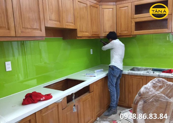 Kính ốp bếp loại nào tốt? 2 Độ dày kính ốp bếp bao nhiêu là hợp lý?