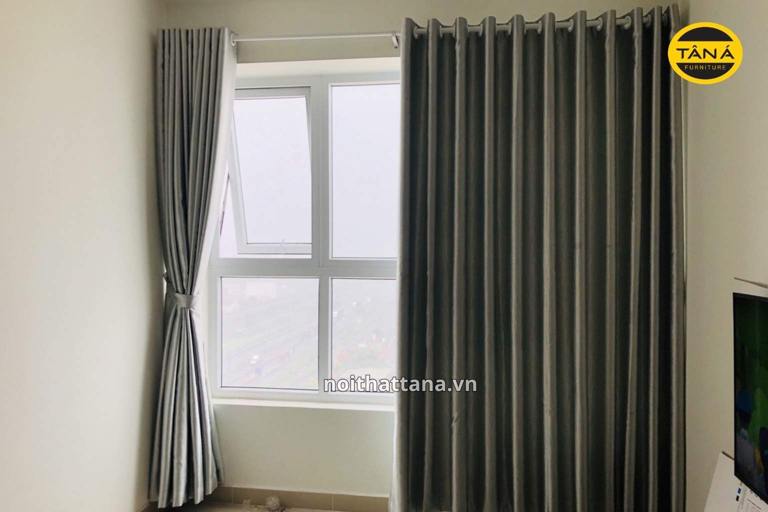 Nhà Gần Đường Ồn Nên Chọn Nội Thất Gì Để Dễ Chịu Hơn? 2 rem che cua giam tieng on