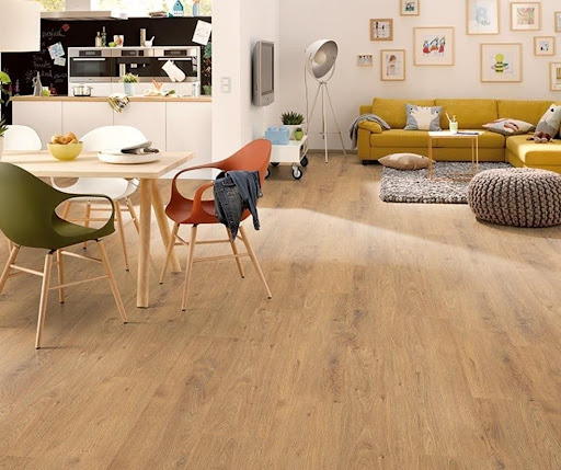 Cách phối màu ghế Sofa và sàn gỗ tự nhiên chuẩn gu thẩm mỹ 5 Sàn gỗ màu vàng kem kết hợp ghế sofa màu vàng mù tạt đẹp