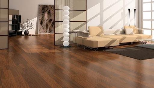 Cách phối màu ghế Sofa và sàn gỗ tự nhiên chuẩn gu thẩm mỹ 4 Sàn gỗ Căm Xe màu cánh gián kết hợp với ghế sofa màu kem