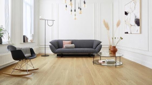 Cách phối màu ghế Sofa và sàn gỗ tự nhiên chuẩn gu thẩm mỹ 2 Sàn gỗ sáng màu kết hợp sofa màu trầm