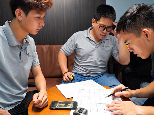 Checklist nghiệm thu nội thất căn hộ trước khi bàn giao 4 kỹ thuật viên cùng gia chủ ghi lại biên bản nghiệm thu